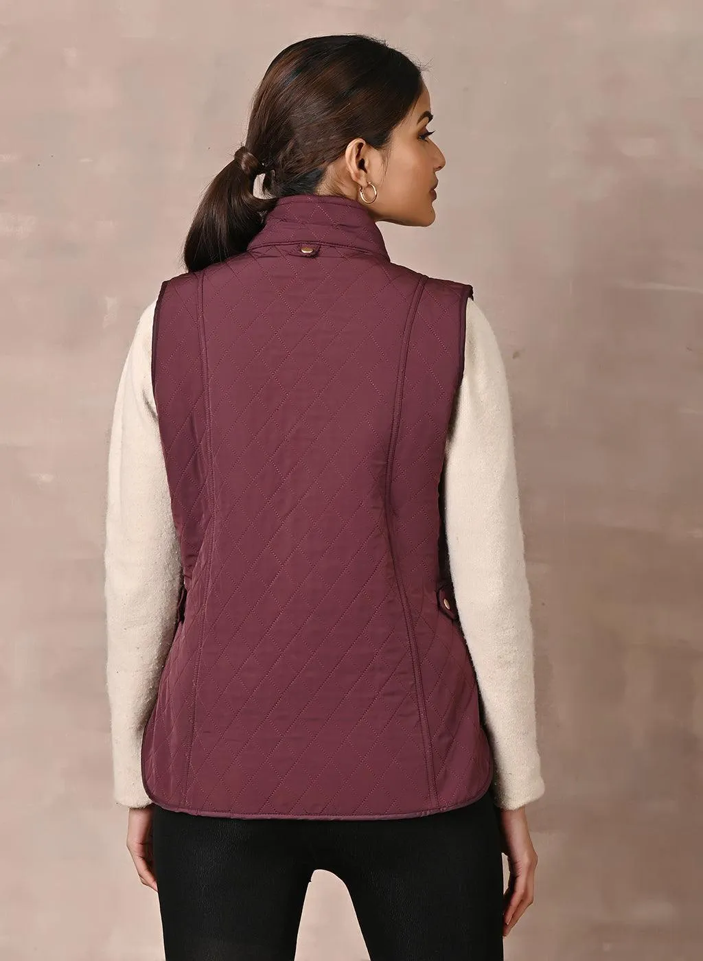 Maroon Solid Sleeveless Quilted Jacket With Rivets Detail & Curved Hem